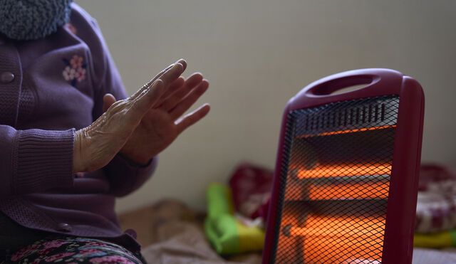 전기난로는 이불 등 불이 붙기 쉬운 물건과 거리를 두고 사용해야 한다.게티이미지뱅크