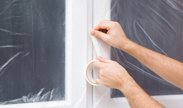 창문엔 비닐을 부착하면 보온에 효과적이다.게티이미지뱅크