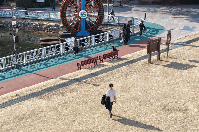 경남 창원 낮 최고기온이 19℃까지 오르면서 15일 오후 창원 성산구 한 공원에서 시민들이 가벼운 옷차림으로 발걸음을 옮기고 있다.연합뉴스