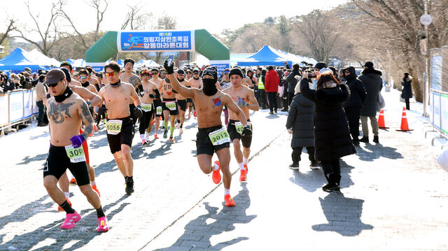 1월11일 충북 제천에서 열린 알몸마라톤대회 참가자들이 출발하고 있다.사진은 기사의 특정 사실과 관련 없음.연합뉴스