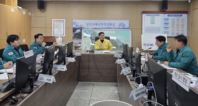 박정훈 농림축산식품부 식량정책실장(가운데)이 23일 충남 당진시청 재난안전상황실을 찾아 충남도·당진시의 고병원성 조류인플루엔자(AI)와 아프리카돼지열병(ASF) 방역 관리 상황을 점검하고 있다.농림축산식품부