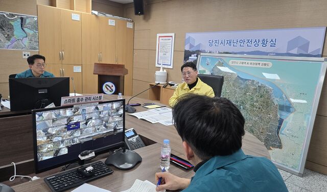 박정훈 농림축산식품부 식량정책실장(가운데)이 23일 충남 당진시청 재난안전상황실을 찾아 고병원성 조류인플루엔자(AI)와 아프리카돼지열병(ASF) 방역을 강조하고 있다.농림축산식품부