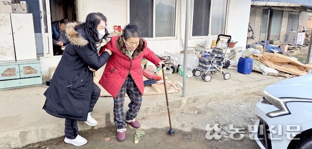 전남 영광군은 지난해부터 65세 이상 어르신을 대상으로 ‘병원동행 서비스’를 시행하고 있다. 지난해 허리 수술을 받아 거동이 불편한 강봉임 어르신(87)이 요양보호사 부축을 받으며 병원으로 이동하기 위해 집을 나서고