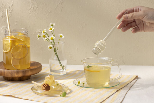 꿀은 마른 기침이 나거나 목이 따가울 때 통증과 기침을 완화하는 데 도움을 받을 수 있다. 클립아트코리아