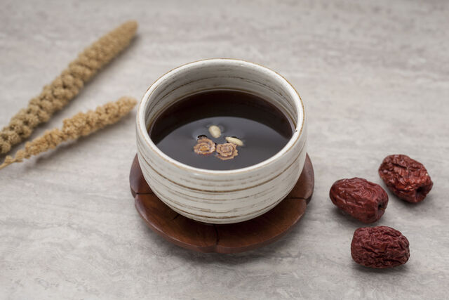 대추차는 위장을 편안하게 하는 기능이 있어 감기로 전반적인 컨디션이 떨어졌을 때 따뜻하게 마시는 것이 도움된다. 클립아트코리아