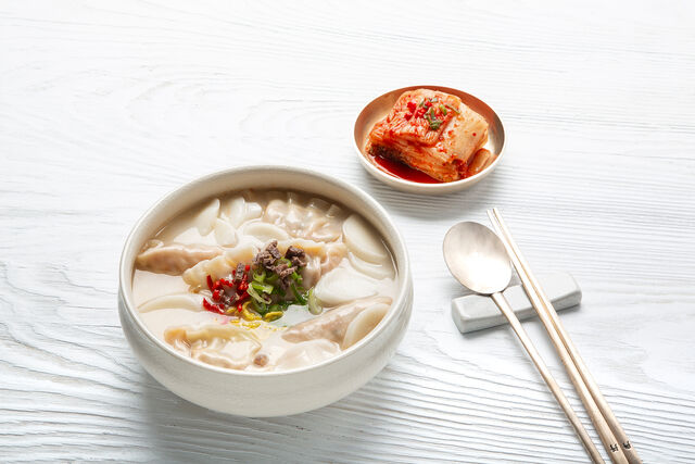 연구진은 우리 고유 음식 문화인‘섞음’과‘습성음식’발달로 떡과 만두가 함께 들어간‘떡만둣국’이 나왔다고 여겼다.클립아트코리아