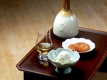 계피향이 감돌고 단맛이 있는 감홍로는 약과나 한과와 잘 어울린다.<BR> 커피 대신 감홍로를 아이스크림에 부어 아포가토 스타일로 즐겨도 좋다.<BR>