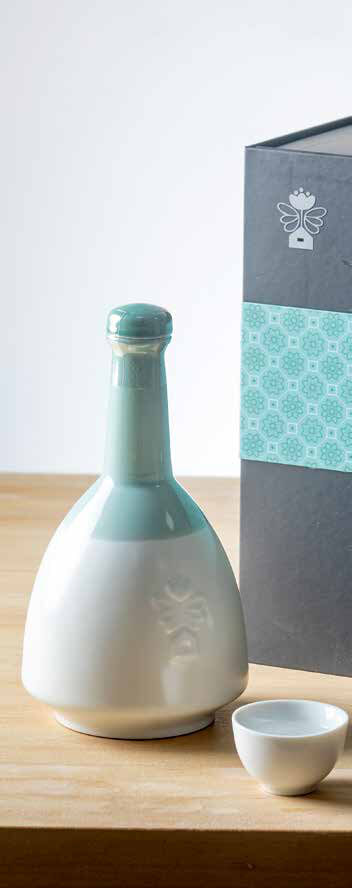 이기숙 명인의 감홍로 제조 20주년을 맞아 출시한 감홍로 화이트.