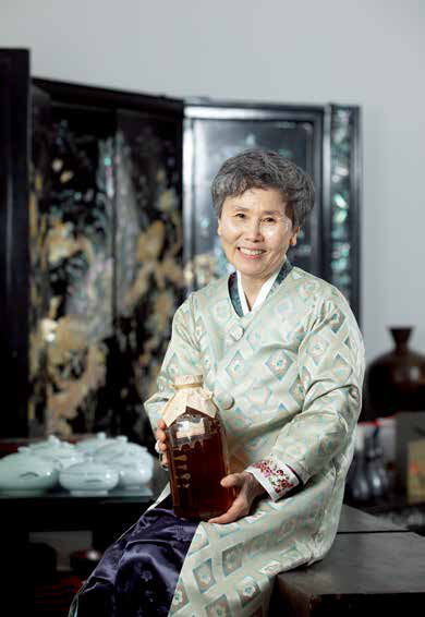 이기숙 명인이 아버지 이경찬 옹이 1980년에 담근 감홍로를 들어보이고 있다.<BR> 그에겐 무엇과도 바꿀 수 없는 아버지의 소중한 유산이다.<BR>