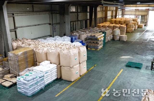 광주원예농협 비닐공장 창고 내 원재료 적재량이 줄어 빈 공간이 보인다.