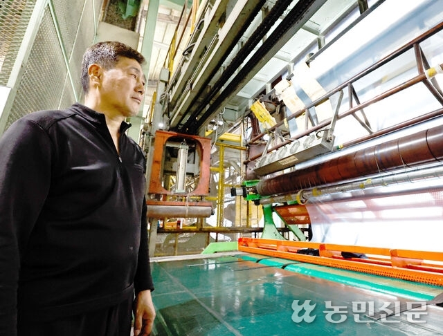 26일 광주광역시 광산구 광주원예농협 비닐공장에서 관계자가 가동 중인 기계를 굳은 표정으로 지켜보고 있다.