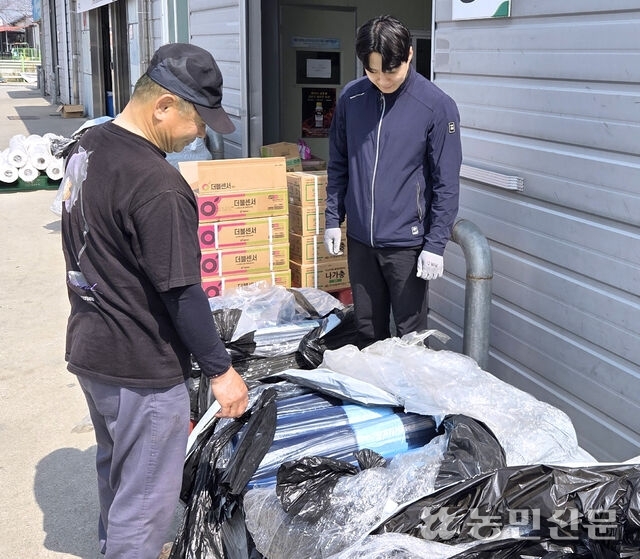 미국·이스라엘과 이란 간 전쟁으로 농자재 수급불안과 가격 상승 우려가 커지는 가운데 전북 완주의 농협 영농자재센터에서 농민이 멀칭비닐을 미리 구매해놔야 할지 직원과 상담하고 있다.