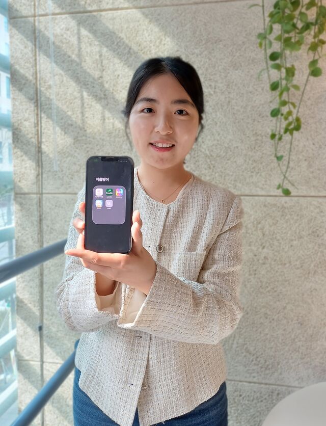 유튜브에서‘머니다람쥐’로 활동하고 있는 이수연씨가 앱테크용 애플리케이션을 모아둔‘지출 방어’카테고리 화면을 들어 보이고 있다.