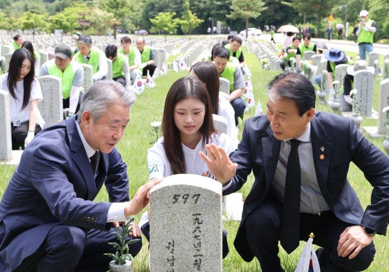 <b>현충원</b>에 피어난 국화 10만송이…농협, 국산 생화로 호국보훈 뜻 알려