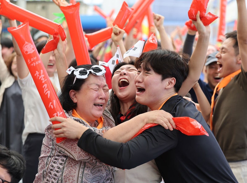 “모르는 사람과도 얼싸안는다”…‘월드컵’에 이토록 열광하는 이유