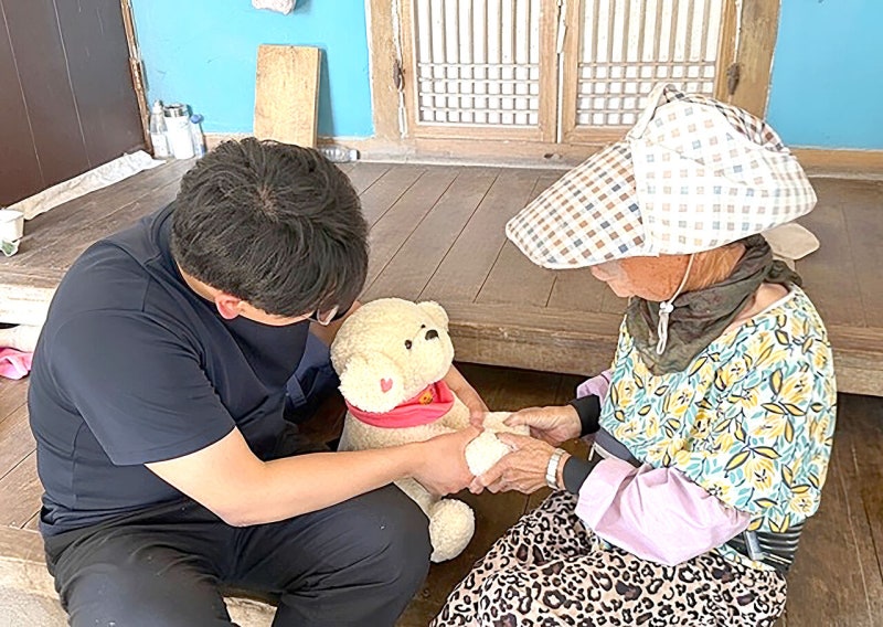 전남 섬마을 어르신 돌봄 공백…AI로봇 ‘효돌’이 촘촘히 메운다