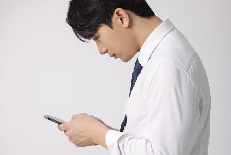 “당신, 스마트폰 이렇게 썼지?”…목·눈·손에 남는 흔적