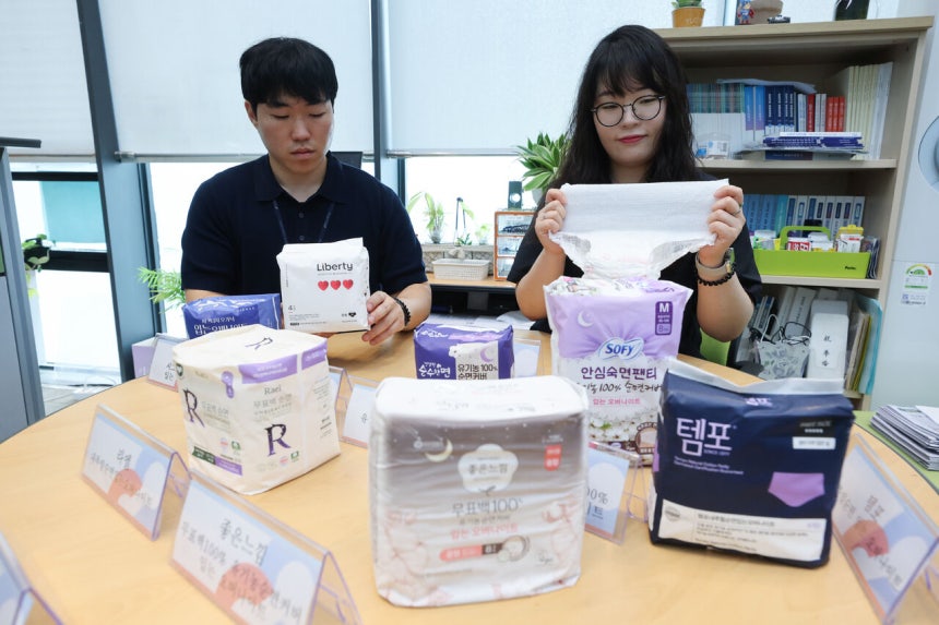 한국소비자원은 21일 일회용 팬티형 생리대 7종 품질 비교 정보를 발표했다. 연합뉴스