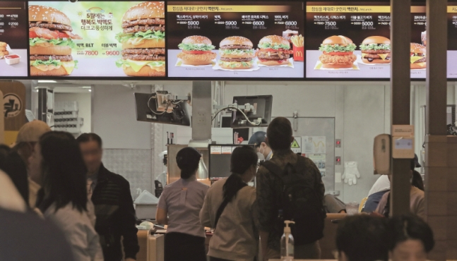 햄버거 브랜드들이 지속적으로 가격을 올리면서 햄버거가 물가 상승의 주범으로 꼽히고 있다.[사진=뉴시스]