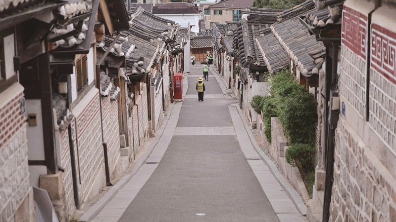 주거용 한옥의 모습은 사라지고 상가에 맞춰 리모델링한 한옥들만 대거 남았다.[사진 | 뉴시스]&#160;
