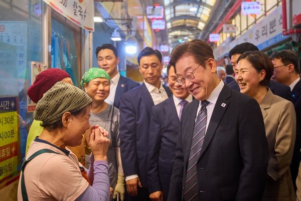 이재명 대통령이 2025년 9월 5일 인천 용현시장을 방문해 민생회복 소비쿠폰 민심 청취 등을 하며 상인들과 인사하고 있다. [사진 | 뉴시스]