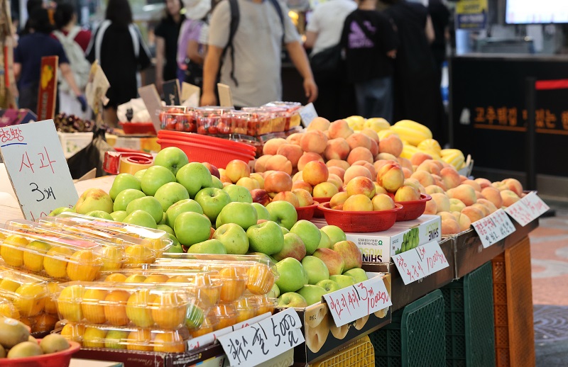 이 책은 한국 농업이 지속 가능하기 위해 필요한 여러 방안들을 제시한다.[사진 | 연합뉴스]