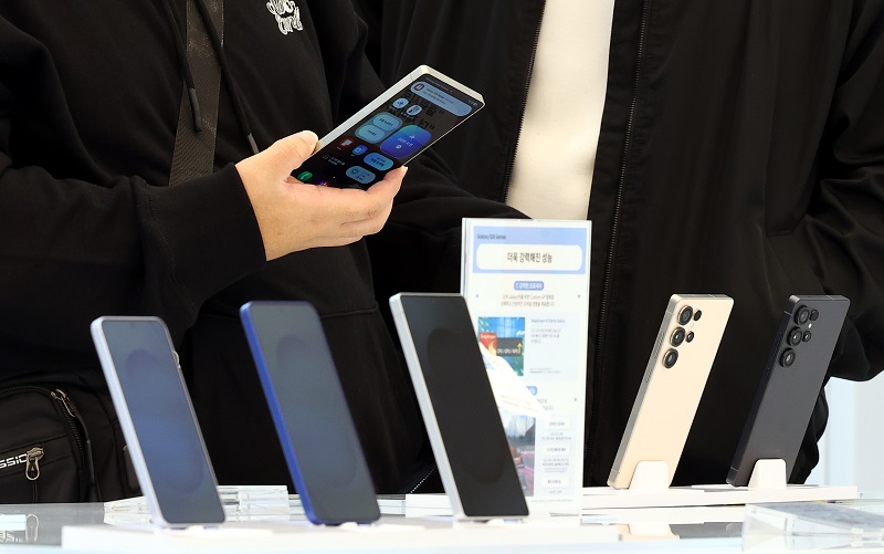 빅테크의 AI 경쟁이 스마트폰 가격 인상에 영향을 미쳤다는 분석이 나온다.[사진 | 뉴시스]