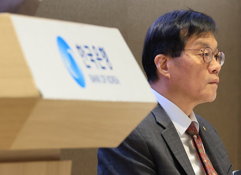 이창용 한국은행 총재가 지난 17일 서울 중구 한국은행에서 열린 물가안정목표 운영상황 점검 설명회에 참석해 참가자들 발언을 듣고 있다.[사진=뉴시스]