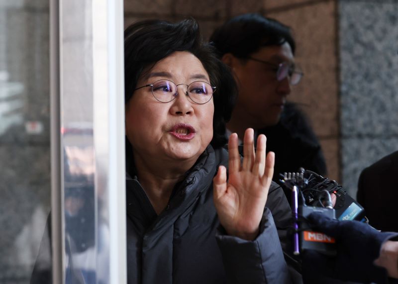 이혜훈 기획예산처 장관 후보자가 8일 서울 중구 예금보험공사에 마련된 청문회 준비 사무실로 출근하며 취재진 질문에 답하고 있다.[사진 | 뉴시스]