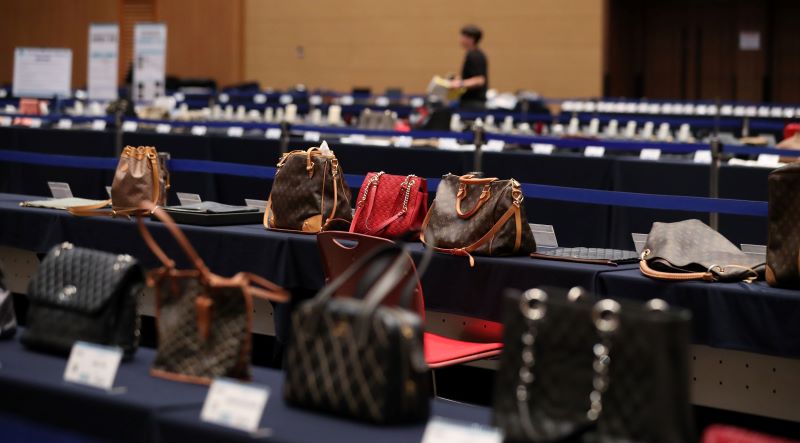 지방세 체납자 압류동산 공매 장면.[사진 | 뉴시스]