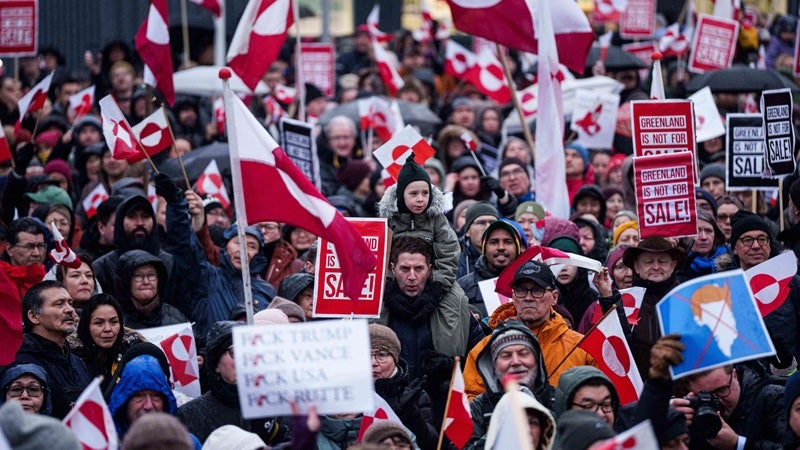트럼프 대통령의 그린란드 장악 시도에 항의하고 있는 시위대.[사진｜뉴시스]