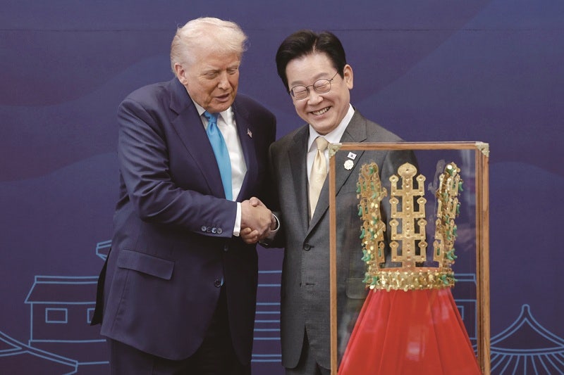 지난해 신라 금관을 착용한 도널드 트럼프 미국 대통령의 AI 합성 콘텐츠가 온라인에서 확산했다.[사진｜뉴시스]