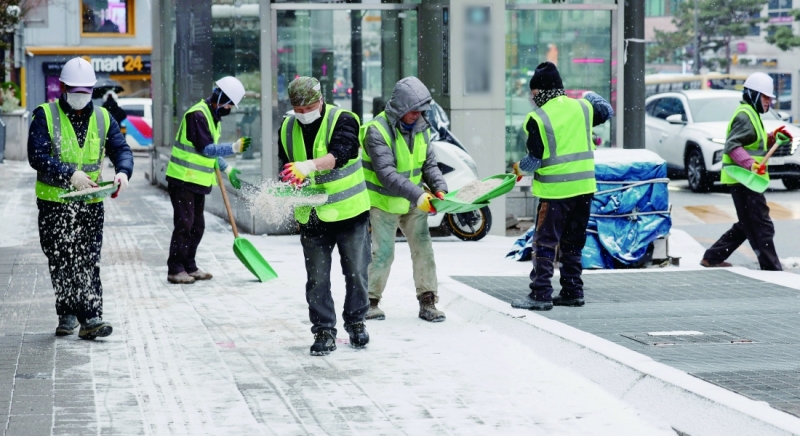 제설용 염화칼슘을 과도하게 사용한다는 지적이 많다.[사진｜뉴시스]