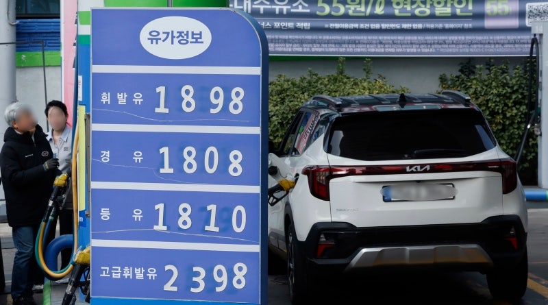 国際原油価格が急騰する中、為替レートが１５００ウォンを脅かして上がる。ニューシス]