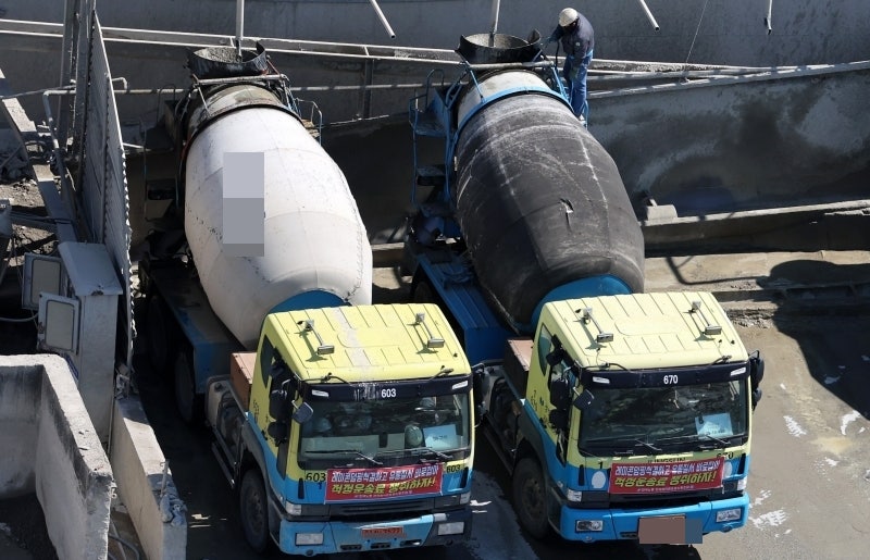 산업의 쌀인 나프타를 비롯해 식량 생산에 필요한 요소,헬륨 브롬 등 반도체 핵심 소재에 이르기까지 병목 현상을 빚고 있다.[사진｜뉴시스]