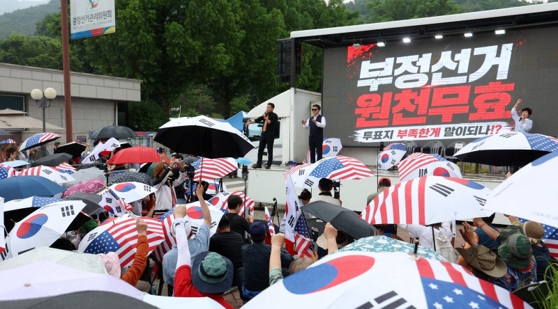 또 부정선거 논란…통찰과 망상 그 사이에서 [영화로 읽는 세상]