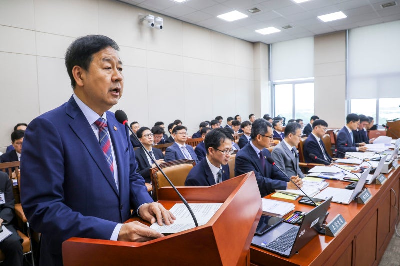 구윤철 "환율 안정될 것"…SK하이닉스 효과 주목 