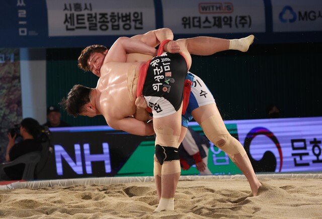 수원시청 <b>김기수</b>, 보은<b>장사</b>씨름 <b>금강장사 2연패</b> ‘꽃가마’
