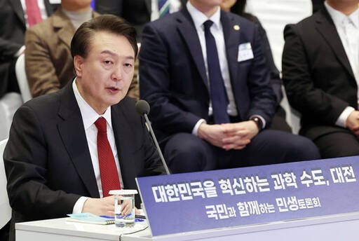 윤 <b>대통령 지지율</b> 30%대 회복…국힘 37%·민주 31%·개혁 4% [갤럽]