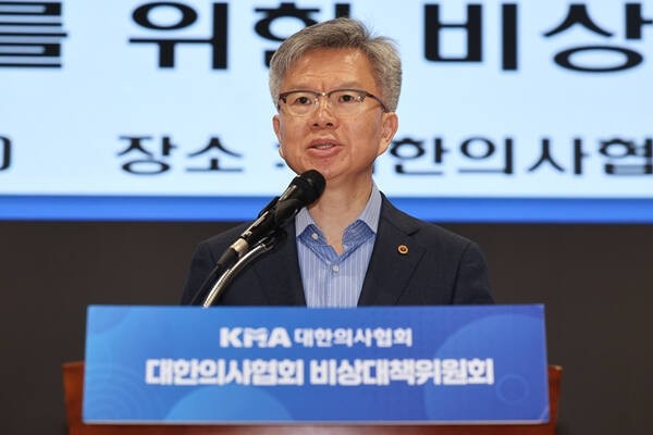 <b>의협</b> "<b>대통령 전공의</b> 만남 추진 환영…의대 증원은 중단해야"