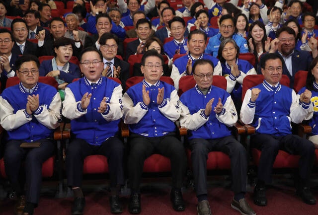 <b>민주</b> <b>압승</b> 전망...범야권 개헌 저지선 돌파 주목 [지상파3사 출구조사]