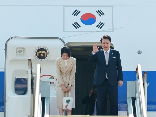 윤 <b>대통령</b>, 투르크메니스탄으로 출국…김건희 여사 동행