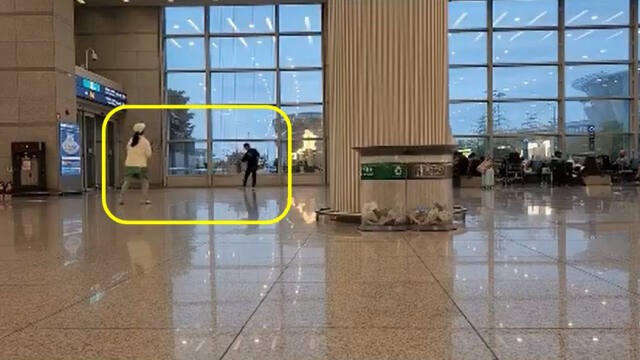 <b>인천공항</b> 실내서 <b>테니스</b> 친 무개념 '민폐<b>커플</b>' 황당