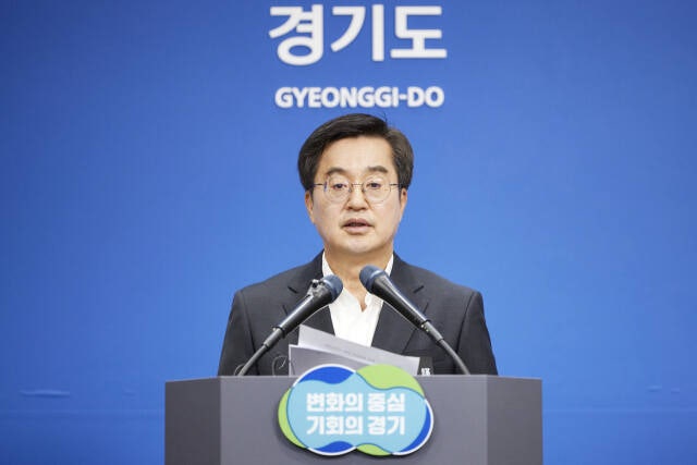 <b>김동연</b> “<b>화성</b> 화재 유족 긴급생계비 <b>지원</b>…지자체 유례 없는 일”