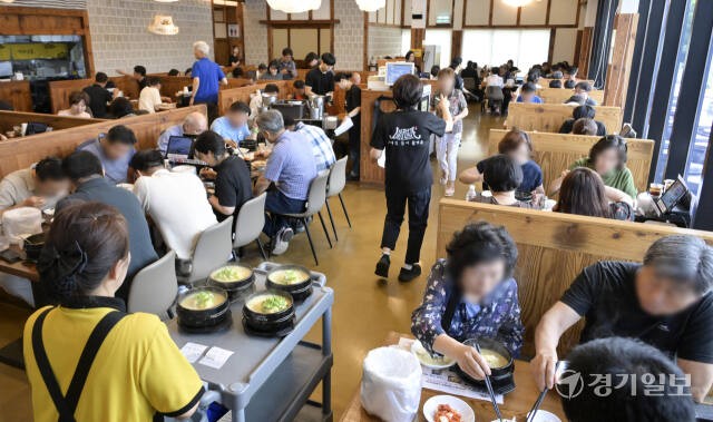 <b>초복</b>... <b>삼계탕</b>집 '북적' [포토뉴스]