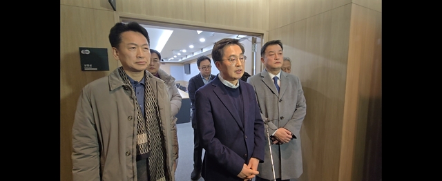 김동연 경기도지사가 4일 집무실에서 긴급 간부회의를 마치고 나온 뒤 기자회견을 하고 있다. 이진기자