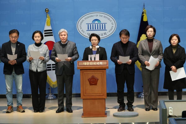 <b>혁신당</b> "<b>국민의힘</b>은 위헌 정당"…<b>해산 청구</b> 진정서 제출