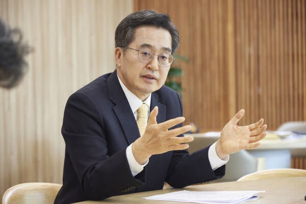 <b>김동연</b>, <b>오세훈</b> ‘尹정부 <b>외교</b> 옳았다’에…“내란 계엄 세력 옹호 목적...