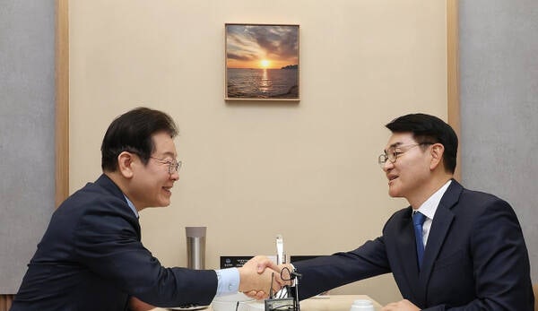 <b>이재명</b>·<b>박용진 회동</b>...이 “더 큰 역할 같이 만들자” 박 “대의명분 ...