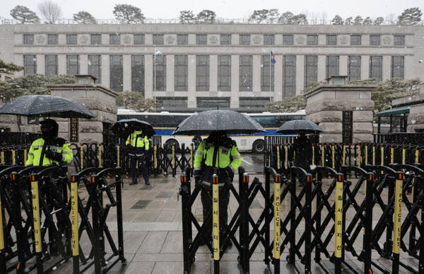 Police are restricting access in front of the Constitutional Court on the 4th, ahead of the impeachment trial ruling for President Yoon Seok-youl. Yonhap News